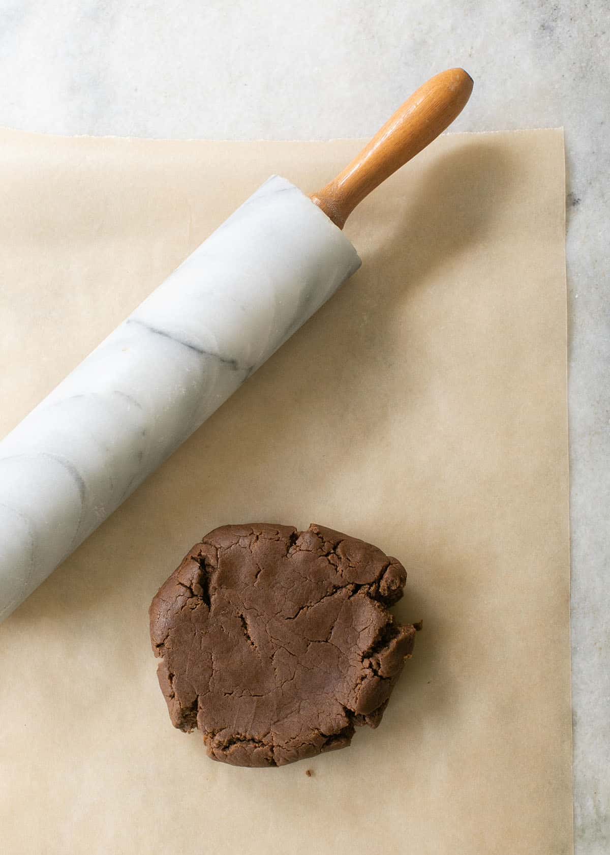 rolling pin and gingerbread dough 