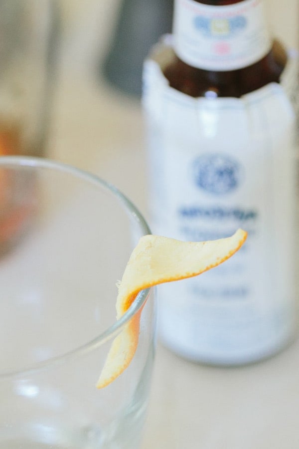 close up of orange peel on edge of glass, for the old fashioned cocktail recipe