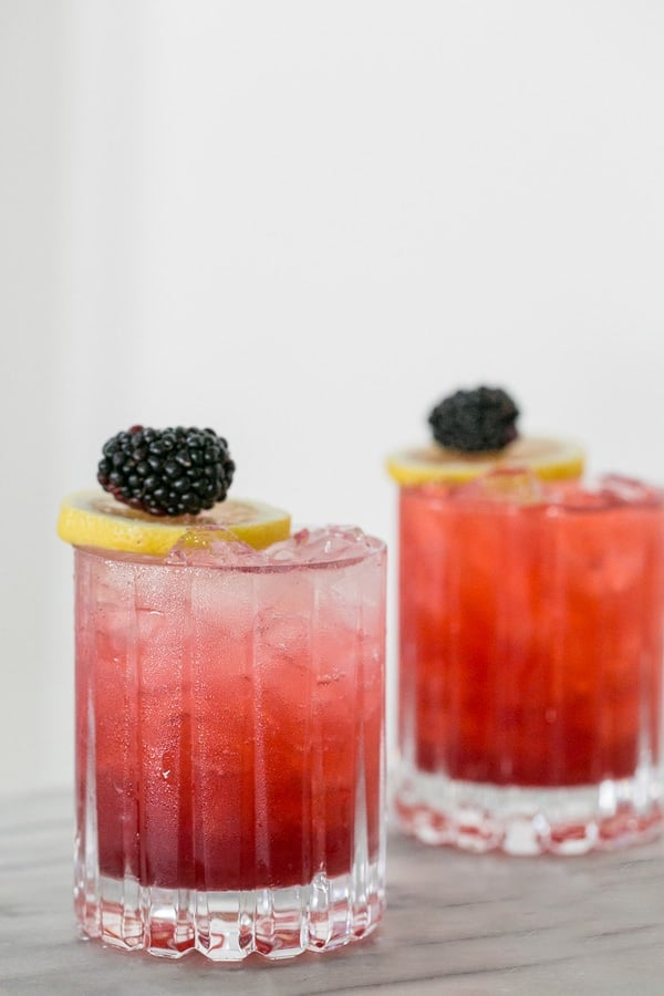 blackberry bramble cocktail with blackberry and lemon 