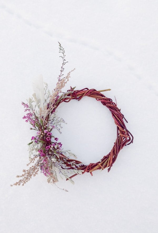 Willow wreath with flowers in the snow. - privacy preferences