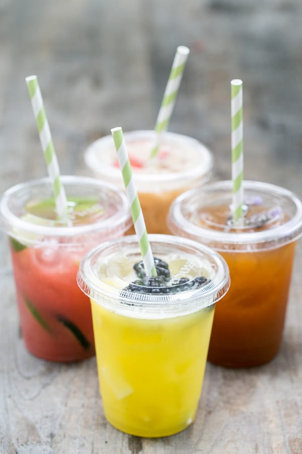 Agua Fresca in tazze di vetro trasparente con cannucce verdi.