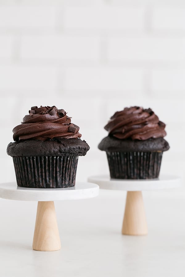 Charming and Modern DIY Mini Marble Cake Stands with chocolate cupcakes - best experience
