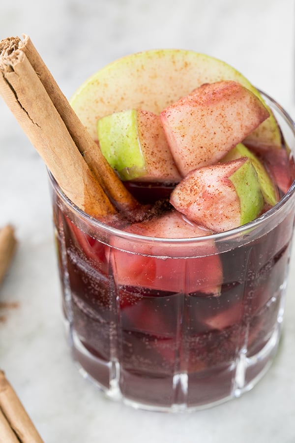 Apple pie sangria recipe with sliced apples and cinnamon.