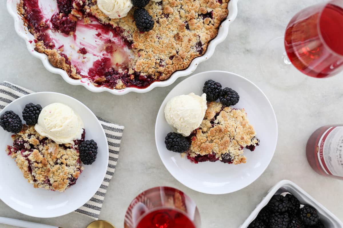 Brombeer-Cobbler-Streusel mit Eis, Wein und frischen Brombeeren.