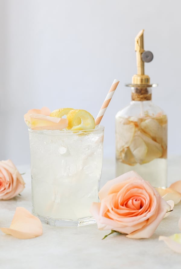 Rosevandscocktail med en rose og citronskive