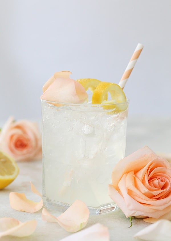 Un bellissimo cocktail all'acqua di rose con limone e rosa