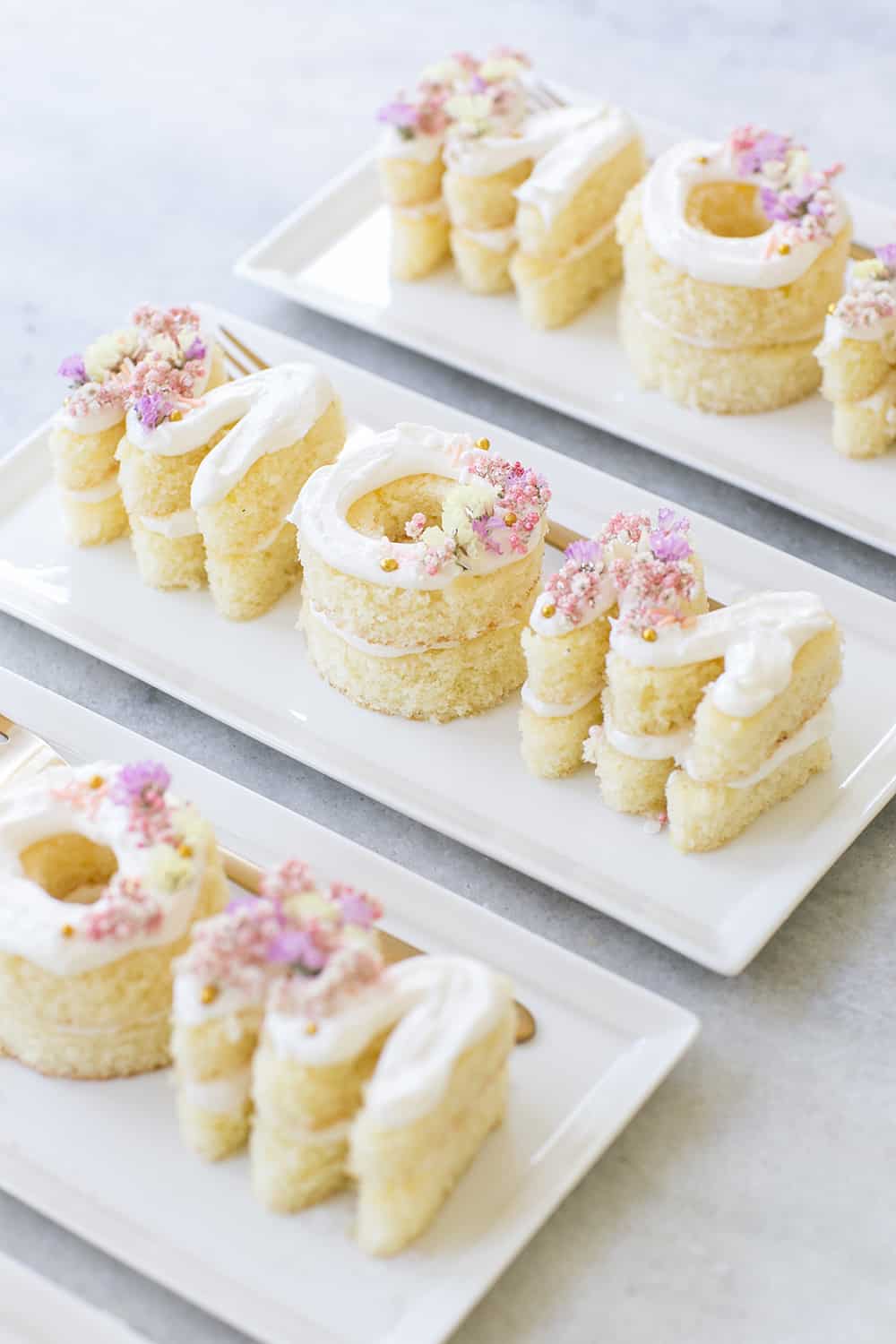 mini Mother's Day cakes in the shape on MOM 