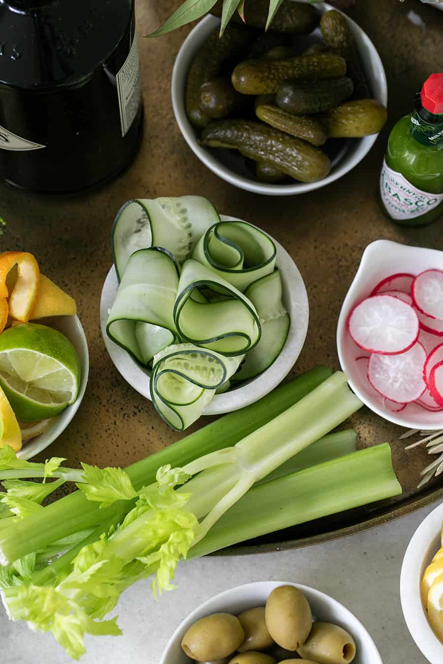 Nahaufnahme von Sellerie und Gurken für eine Bloody Mary Bar zu Hause.