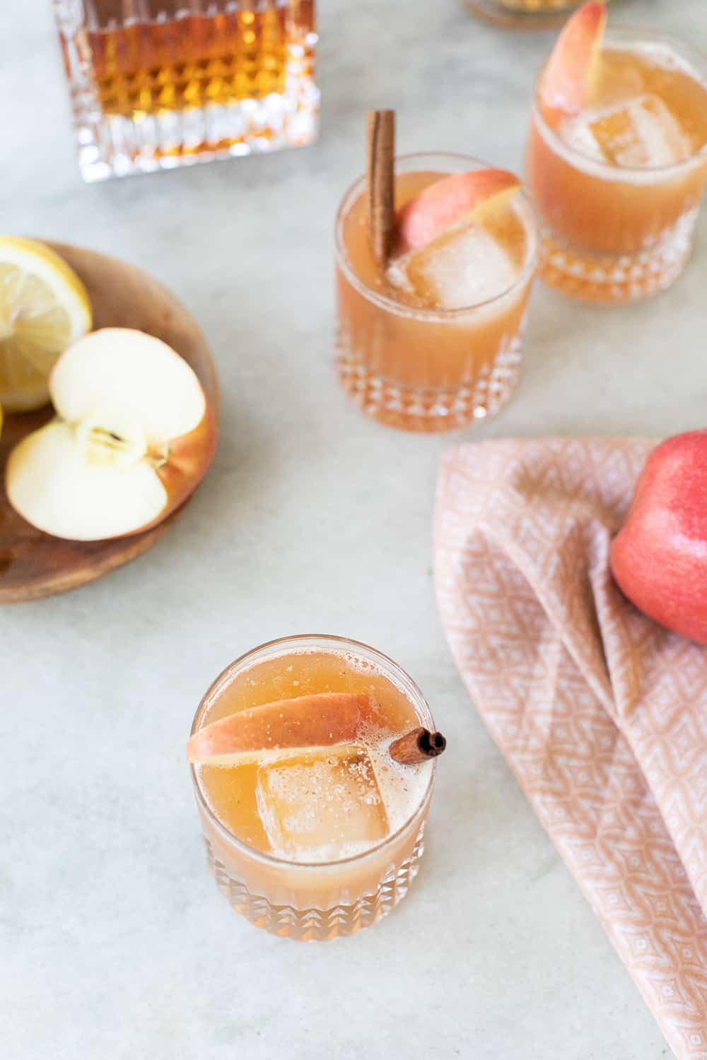 apple cocktail recipe with apples, bourbon and cinnamon 