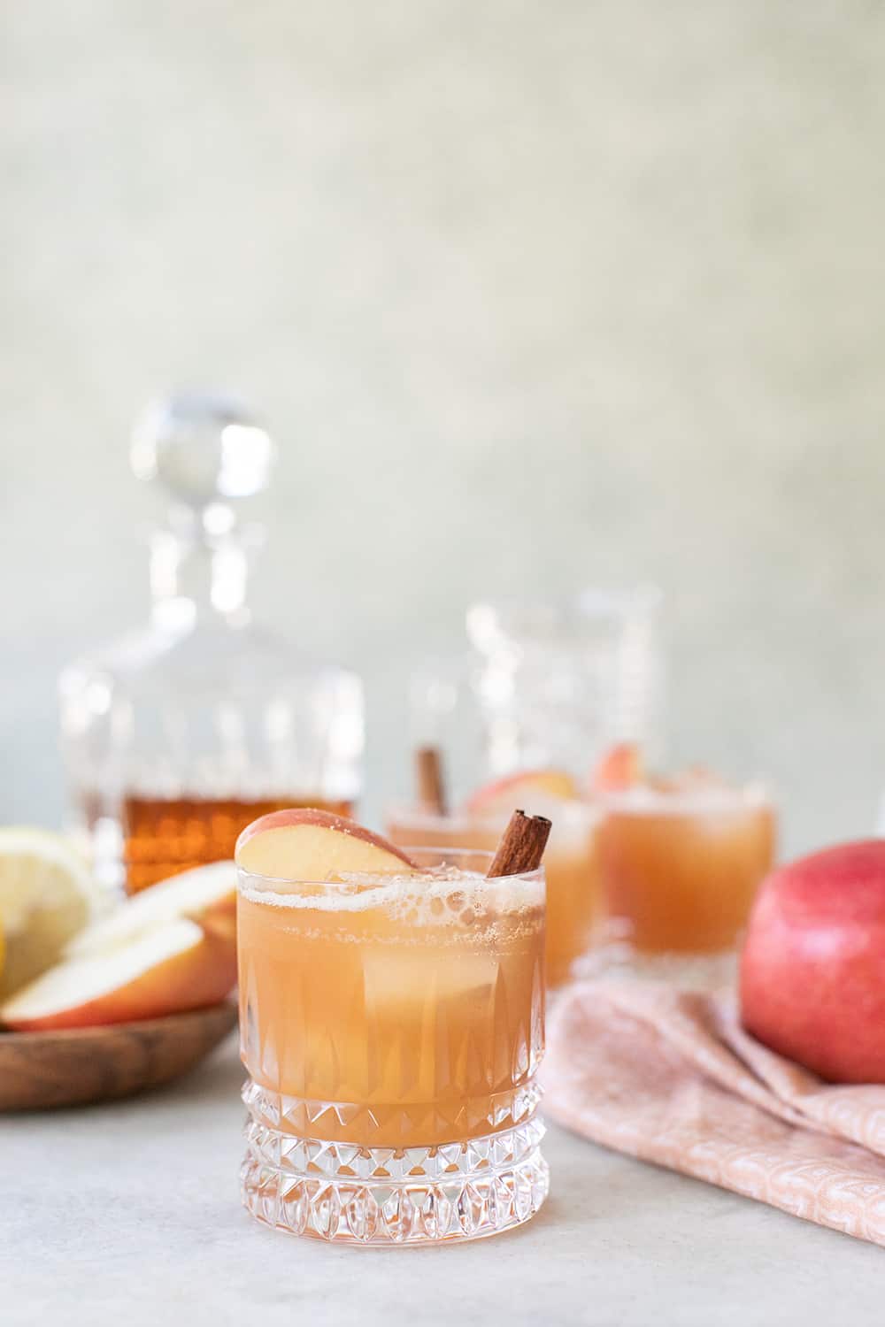 apple cider cocktail with cinnamon and apple slice