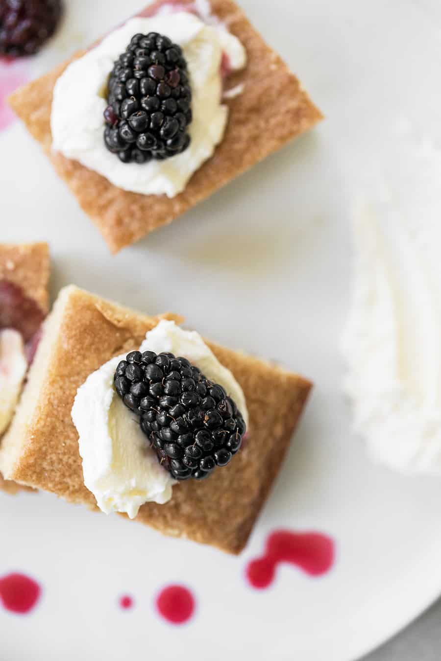 Cake with creme Fraiche and blackberry 