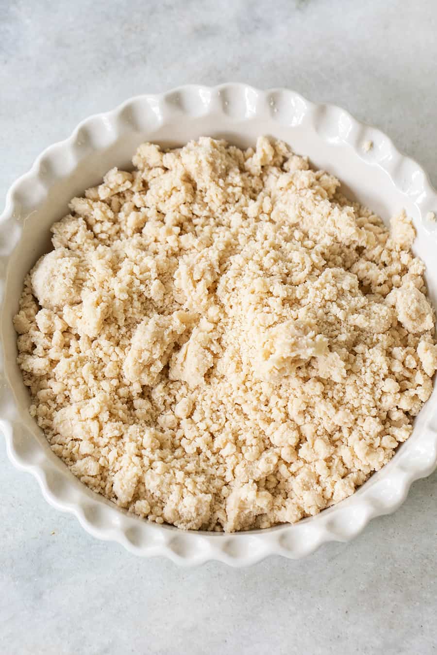 Cookie pie crust in un piatto da torta bianco.