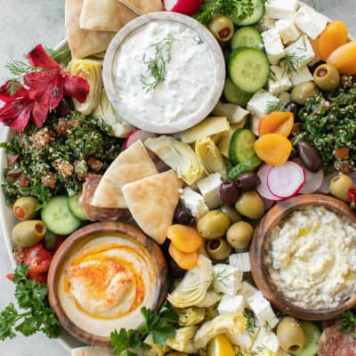 leckere griechische Mezze-Platte für eine Party