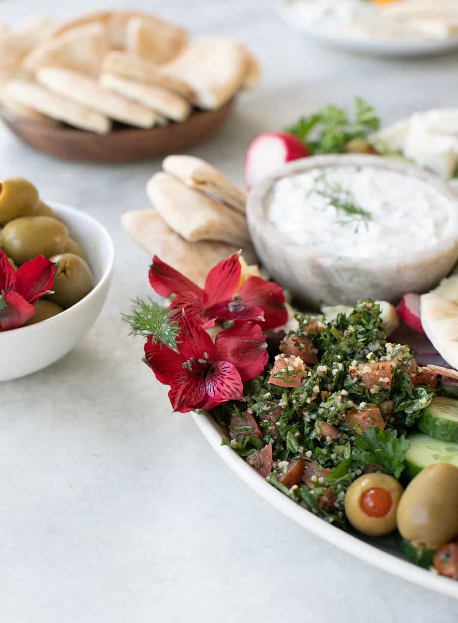 Einfache griechische Mezze-Platte mit Blumen und Joghurt