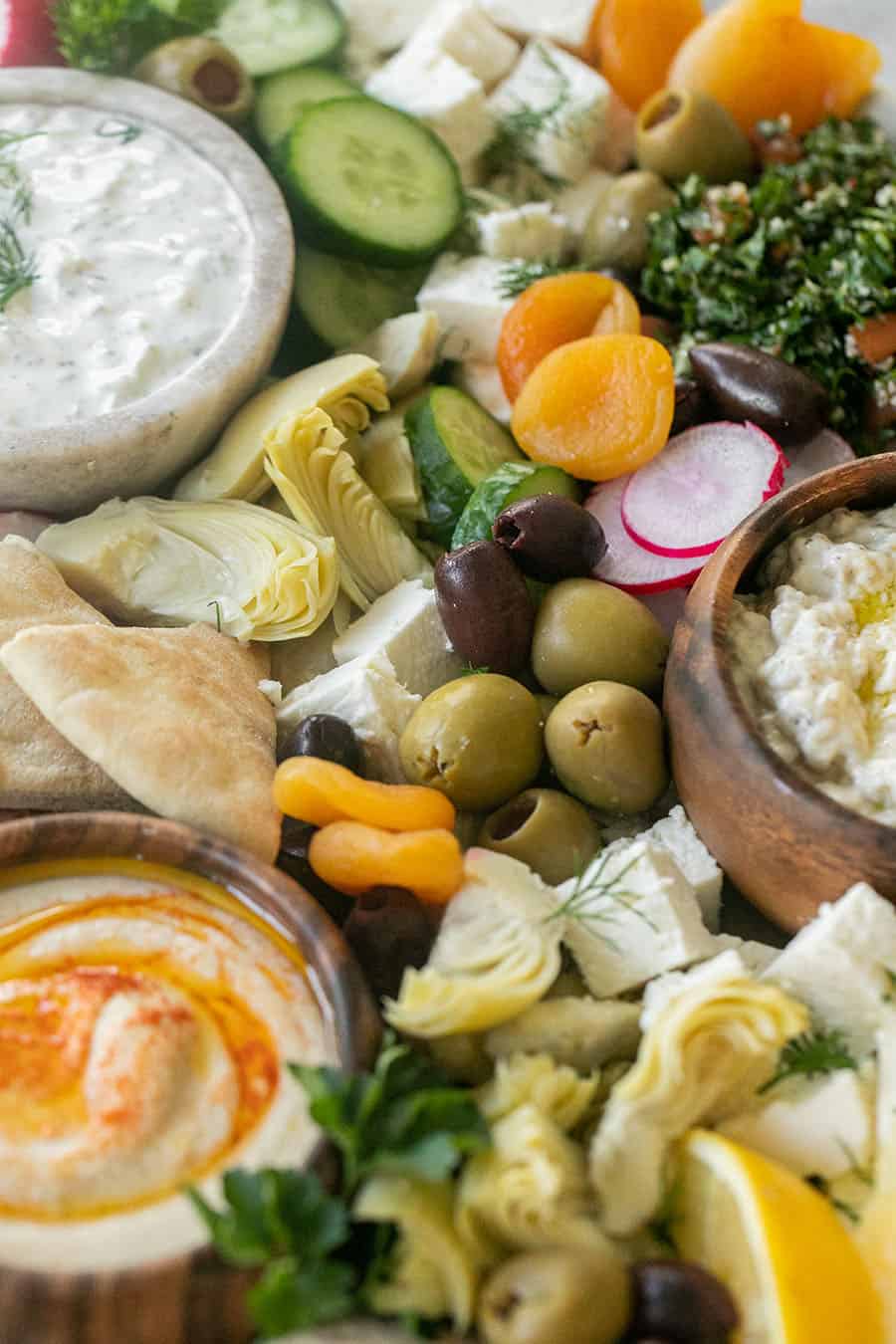 Einfache griechische Mezze-Platte mit grünen Oliven, Fetakäse und rotem.