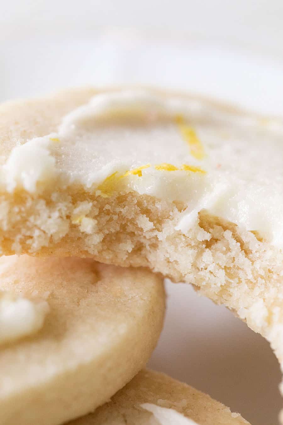 Die besten Zitronen-Shortbread-Kekse mit einem Bissen herausgenommen. 