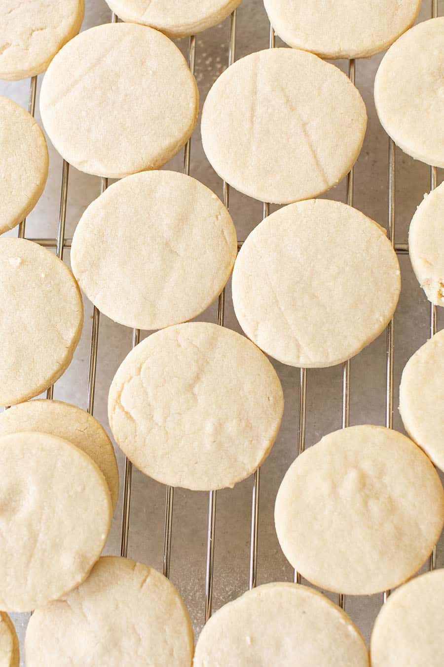 cookie-uri shortbread pe un suport de răcire