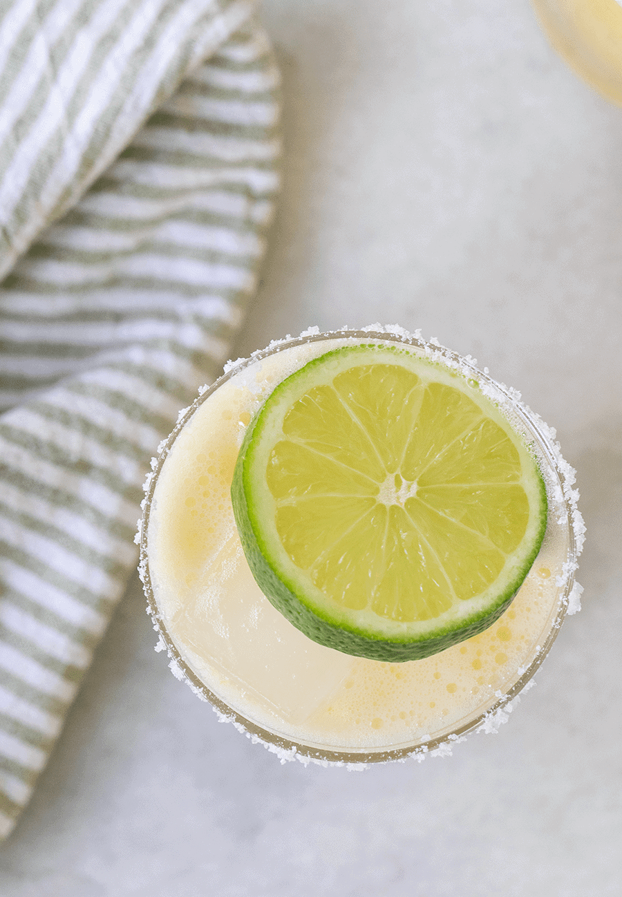 Classic margarita with a lime slice. 