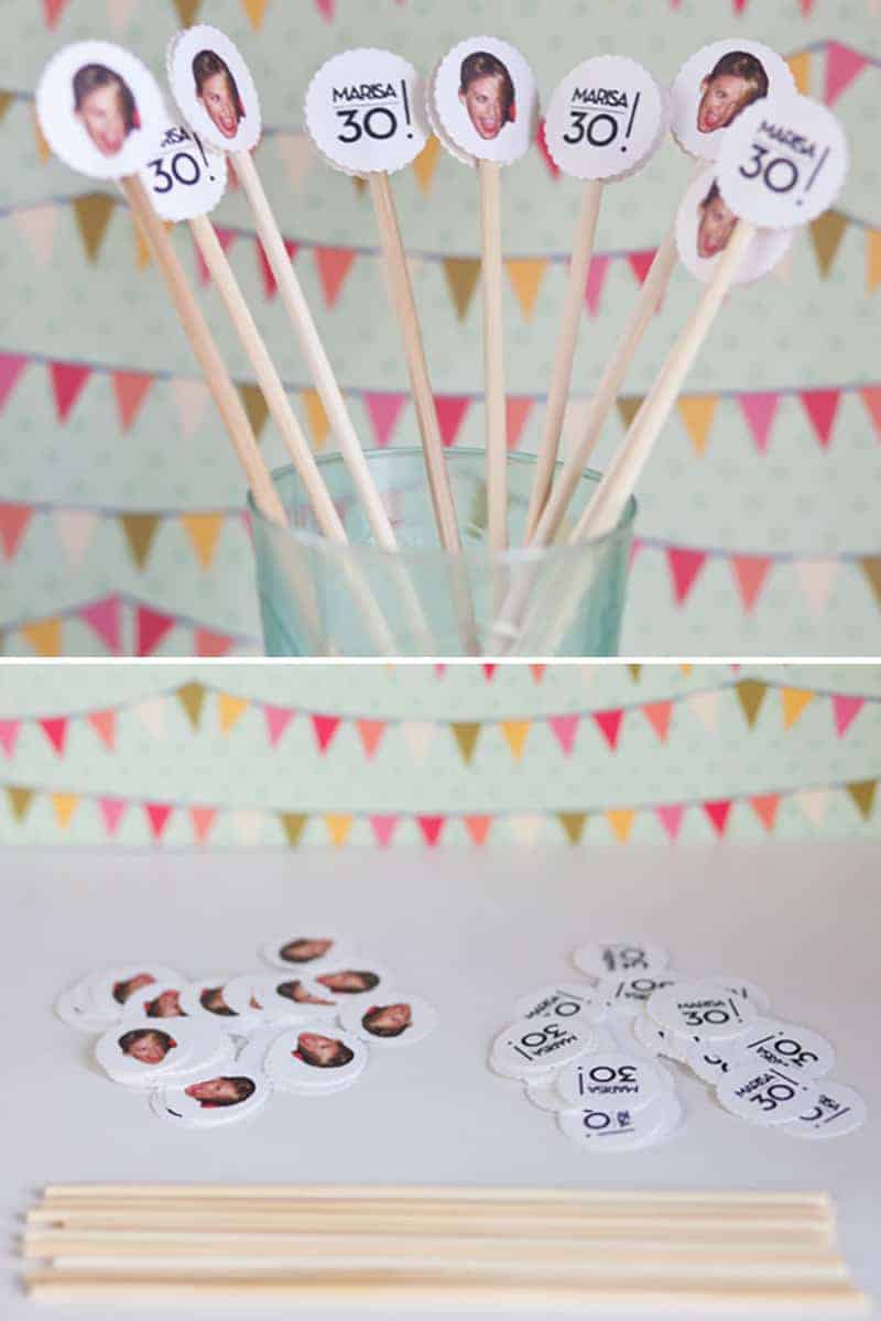 Revolvedores de bebidas con la cara de las niñas para una idea de fiesta de graduación.