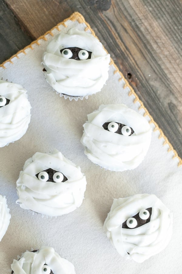 Easy Halloween desserts mummy cupcakes with eyes