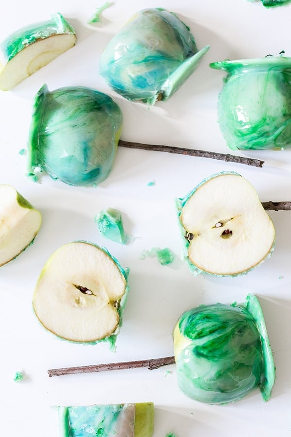 Marble candy apples with tree sticks