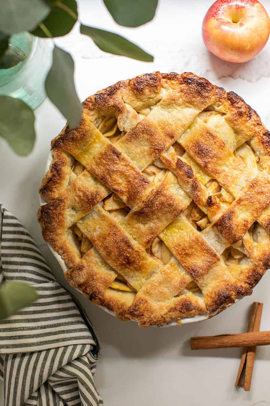 Golden brown apple pie 