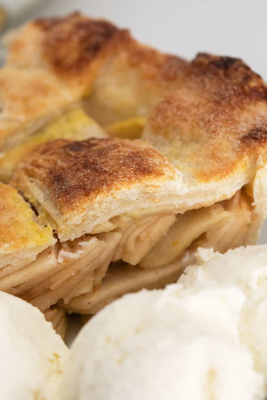 Apple pie with sliced apples