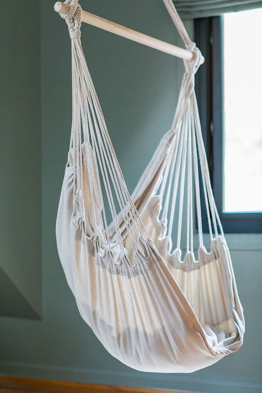 Hanging hammock