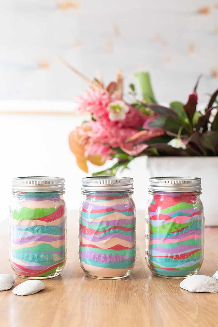 Sand art in jars DIY for a tropical party