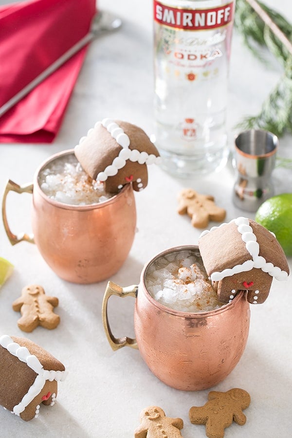 Christmas cocktail with vodka, a Moscow make recipe with gingerbread house 