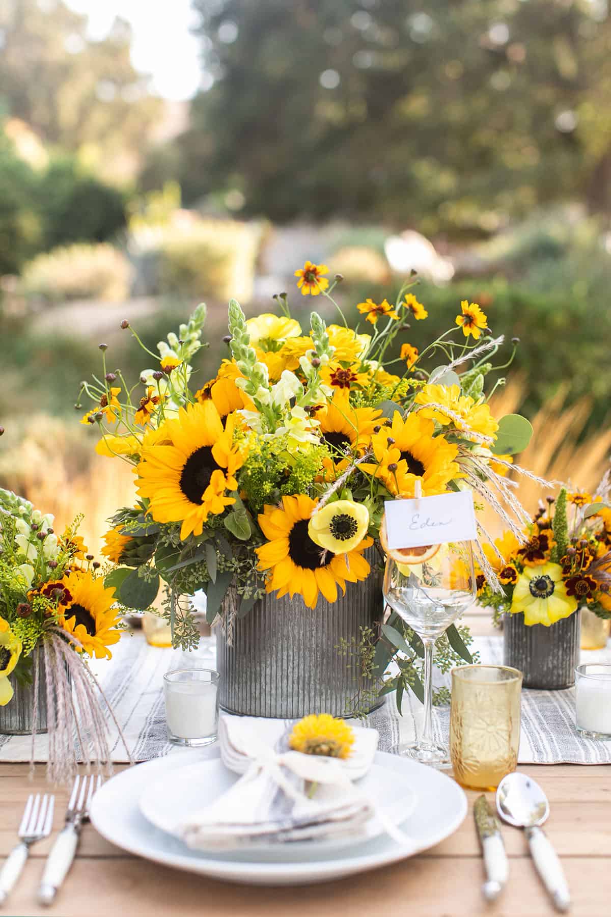 Harvest party with sunflowers, table setting.