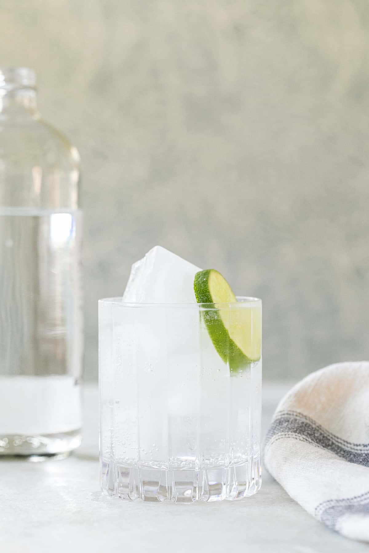 Sparkling water in a glass with lime.