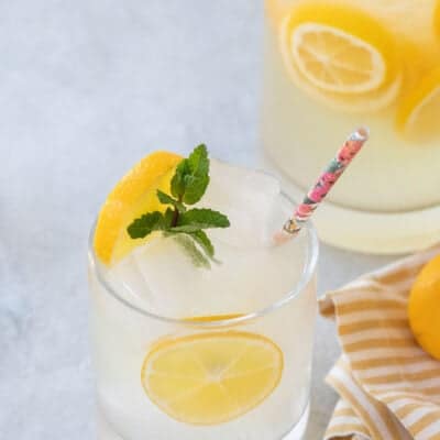 easy vodka lemonade in a glass with lemon slice