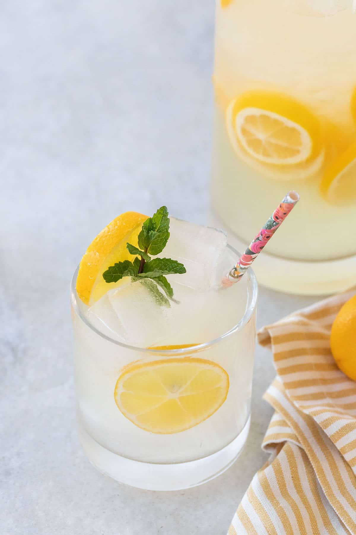 easy vodka lemonade in a glass with lemon slice