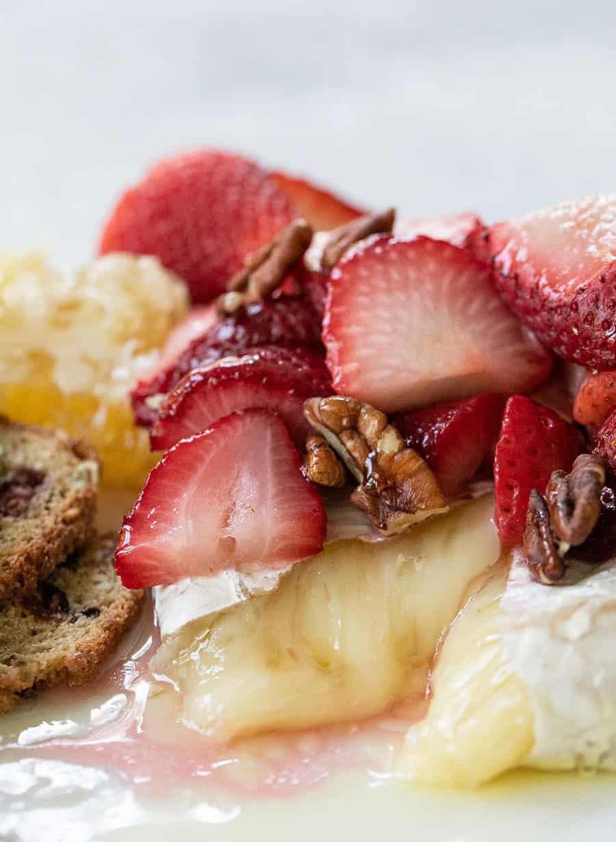 baked brie with fruit topping
