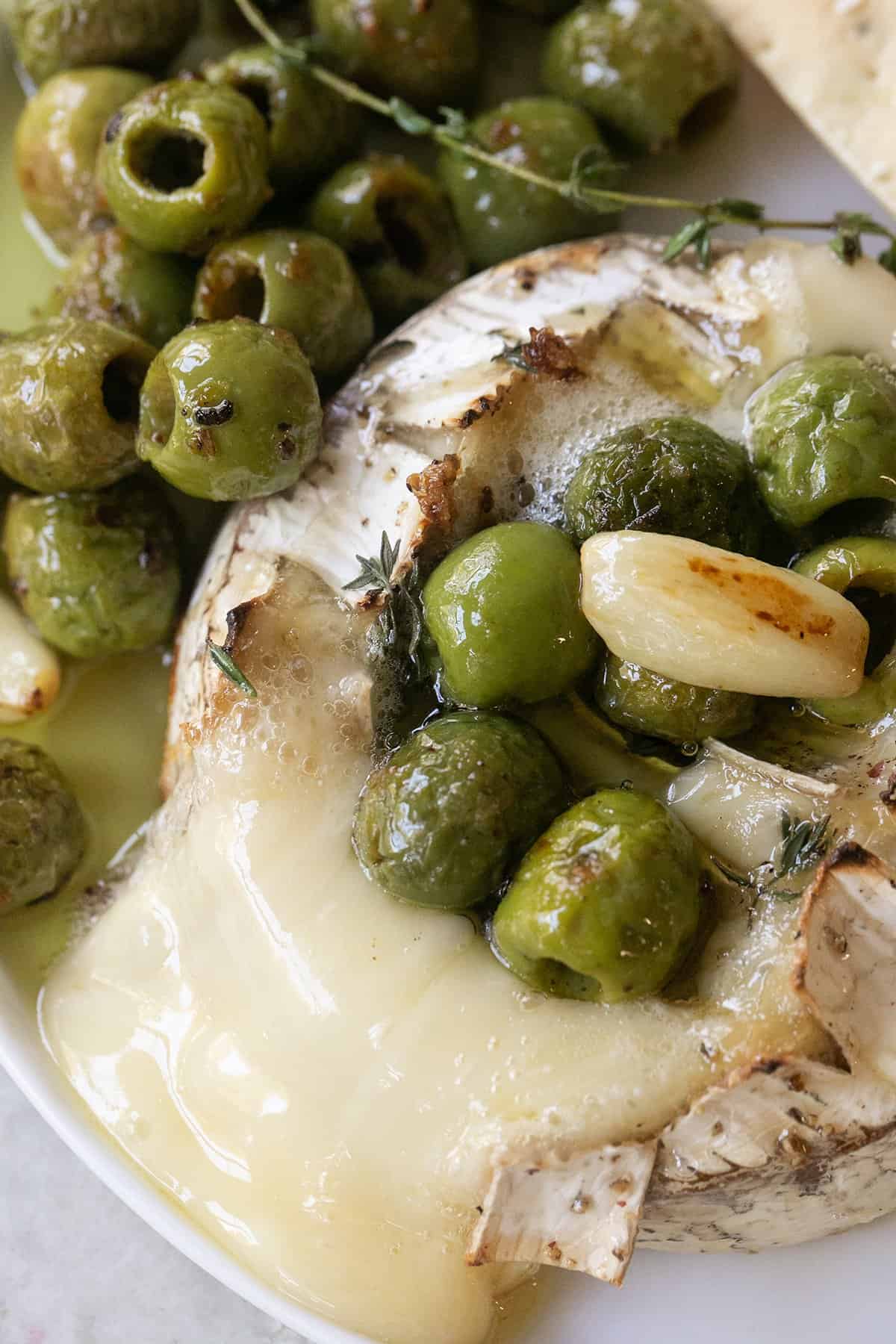 baked brie cheese with olives and garlic