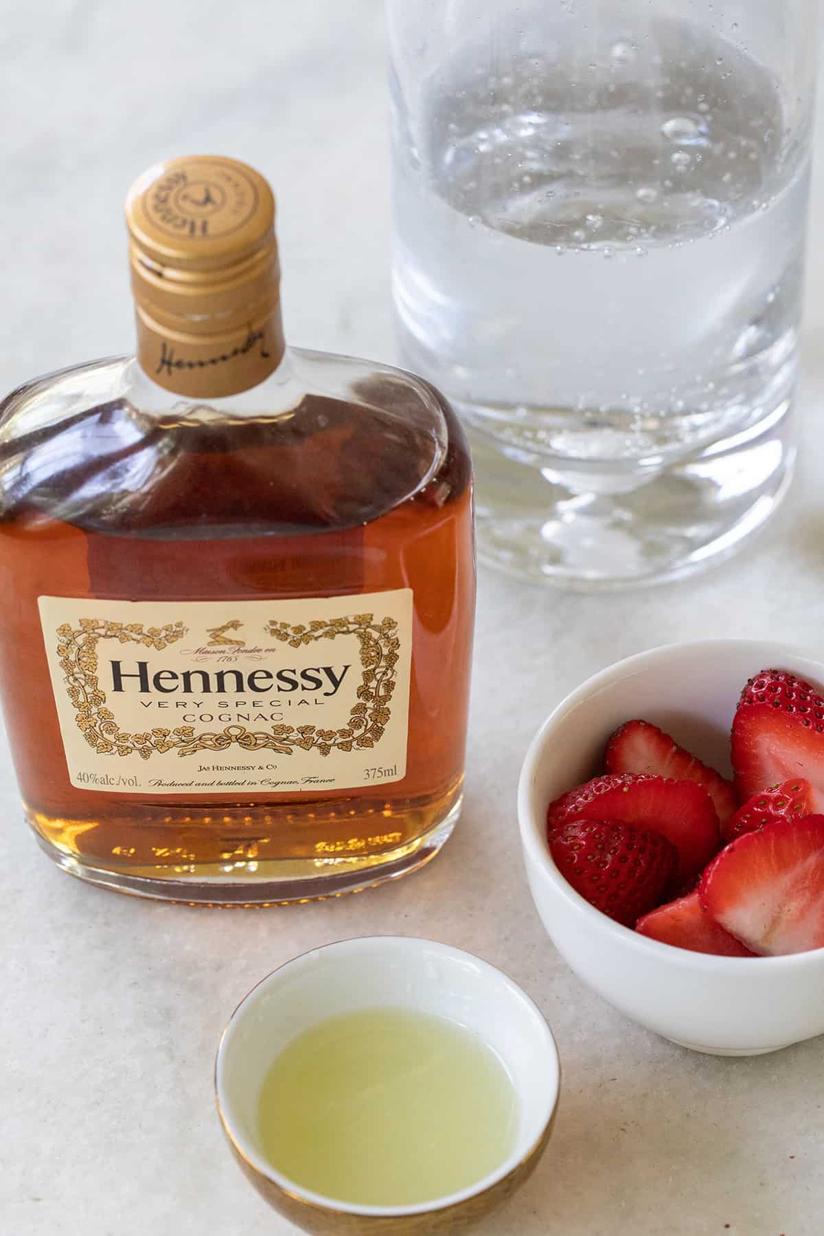 ingredients to make a hennessy cocktail