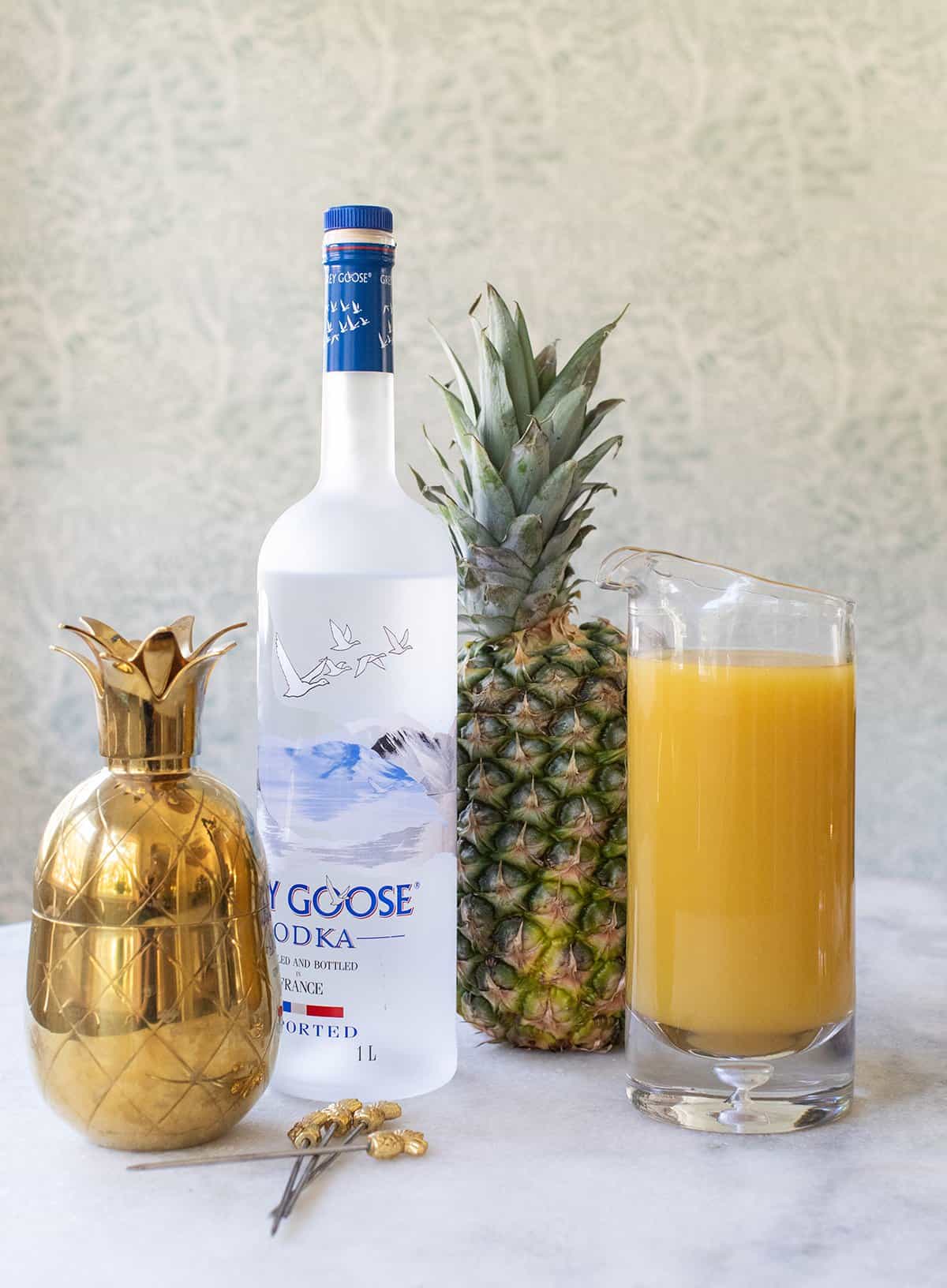 ingredients to make a vodka and pineapple juice cocktail