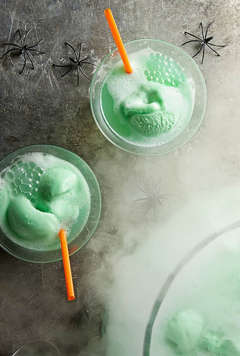 The best Halloween drinks without alcohol! We've rounded up 21 delicious and spooky drinks that are all booze-free. From fruity cocktails to pumpkin martini mocktails, we have something for everyone. So gather your friends and family and get ready to celebrate Halloween the non-alcoholic way! #HalloweenDrinks #HalloweenMocktails #Mocktails #NonAlcoholicDrinks