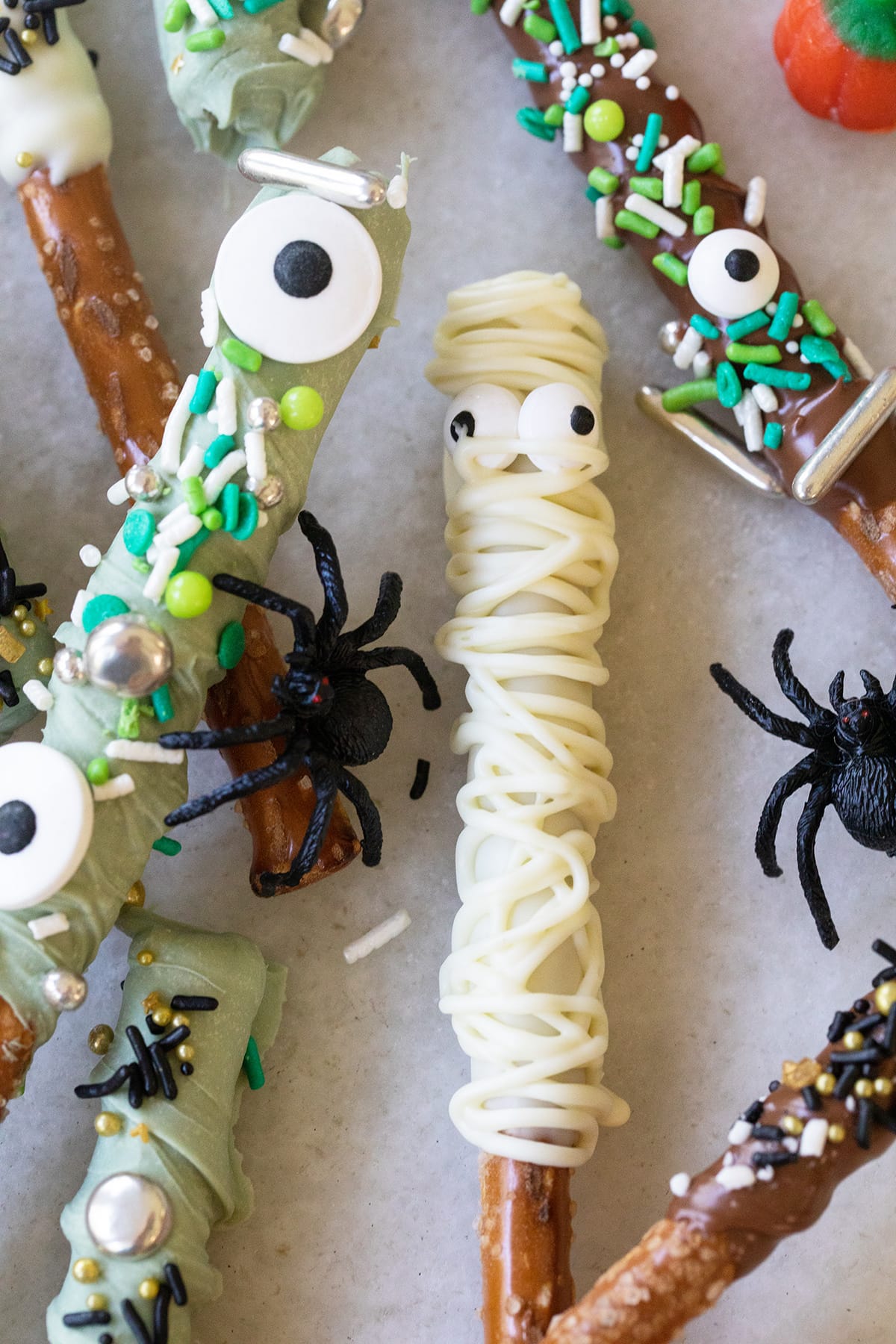 mummy Halloween pretzel rod