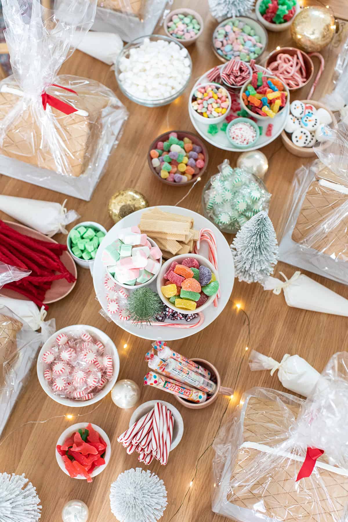 Guide to hosting a gingerbread house party.
