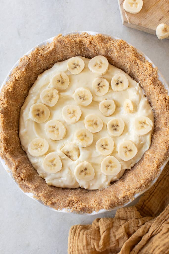 Layering fresh bananas and pudding in a Nilla Wafer crust.