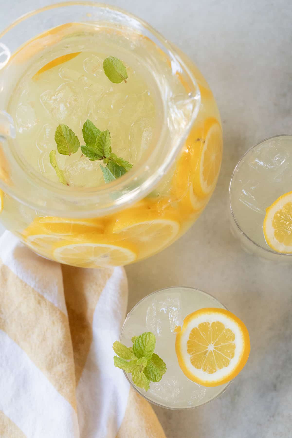 Refreshing summer drink with lemon juice and mint.