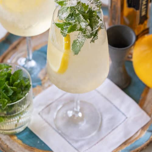 Hugo spritz with Prosecco, lemon, mint and Elderflower.