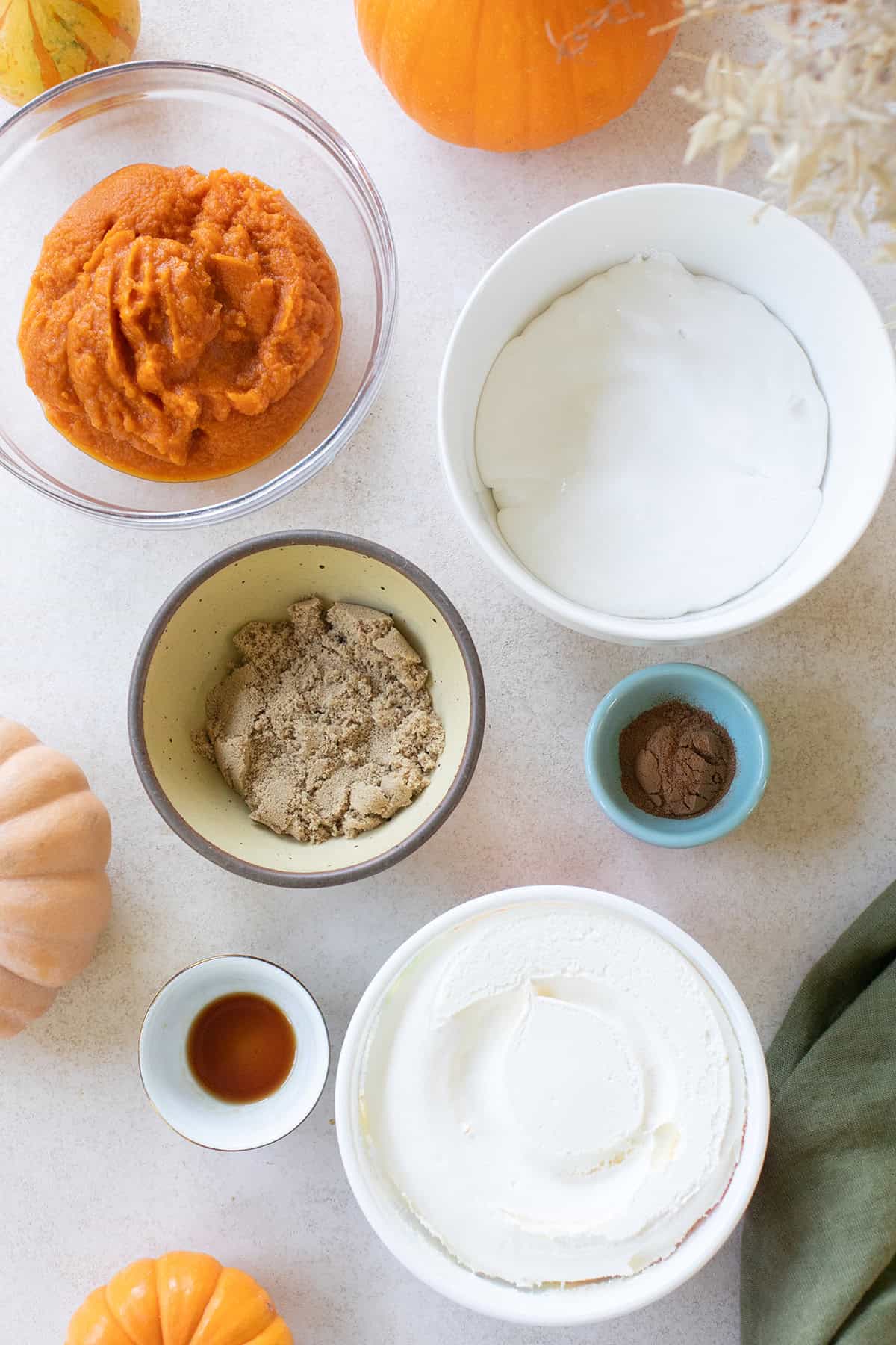 Pumpkin mousse pie ingredients.